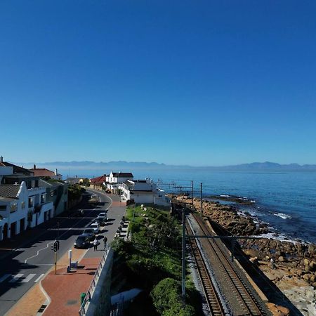 Modern Beach Apartment By Open Home Kalk Bay Exterior photo